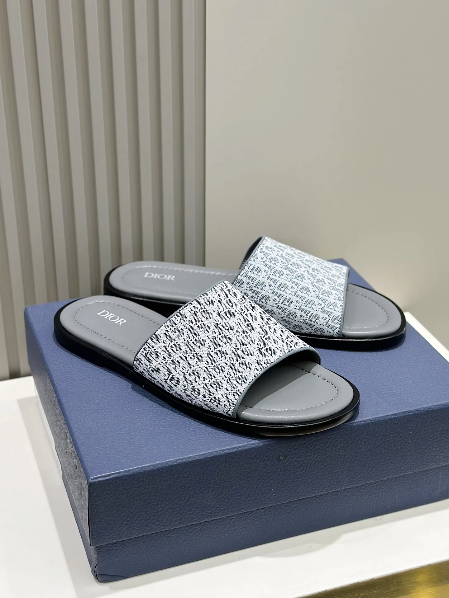 P320 [DIOR] Size 39-44 (38.45 custom-made) 2024ss Dior’s latest men’s slippers are a must-have. Dior Alias ​​Men's Genuine Leather Slippers This summer new Alias ​​sandal embodies a casual and elegant style. Carefully crafted from grained cow leather and Oblique printed fabric, with cowhide lining! Cross-strap design with metal-clad brass CD Diamond logo. The imported cowhide leather and rubber sole adds sophistication and comfort, while Oblique print-effect anti-slip panels add style.